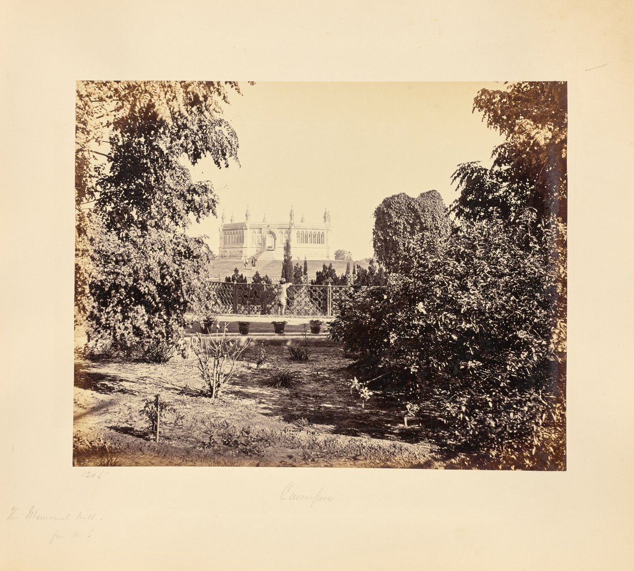 Cawnpore; de herdenkingsput, gezien door bomen vanuit het zuiden door Samuel Bourne