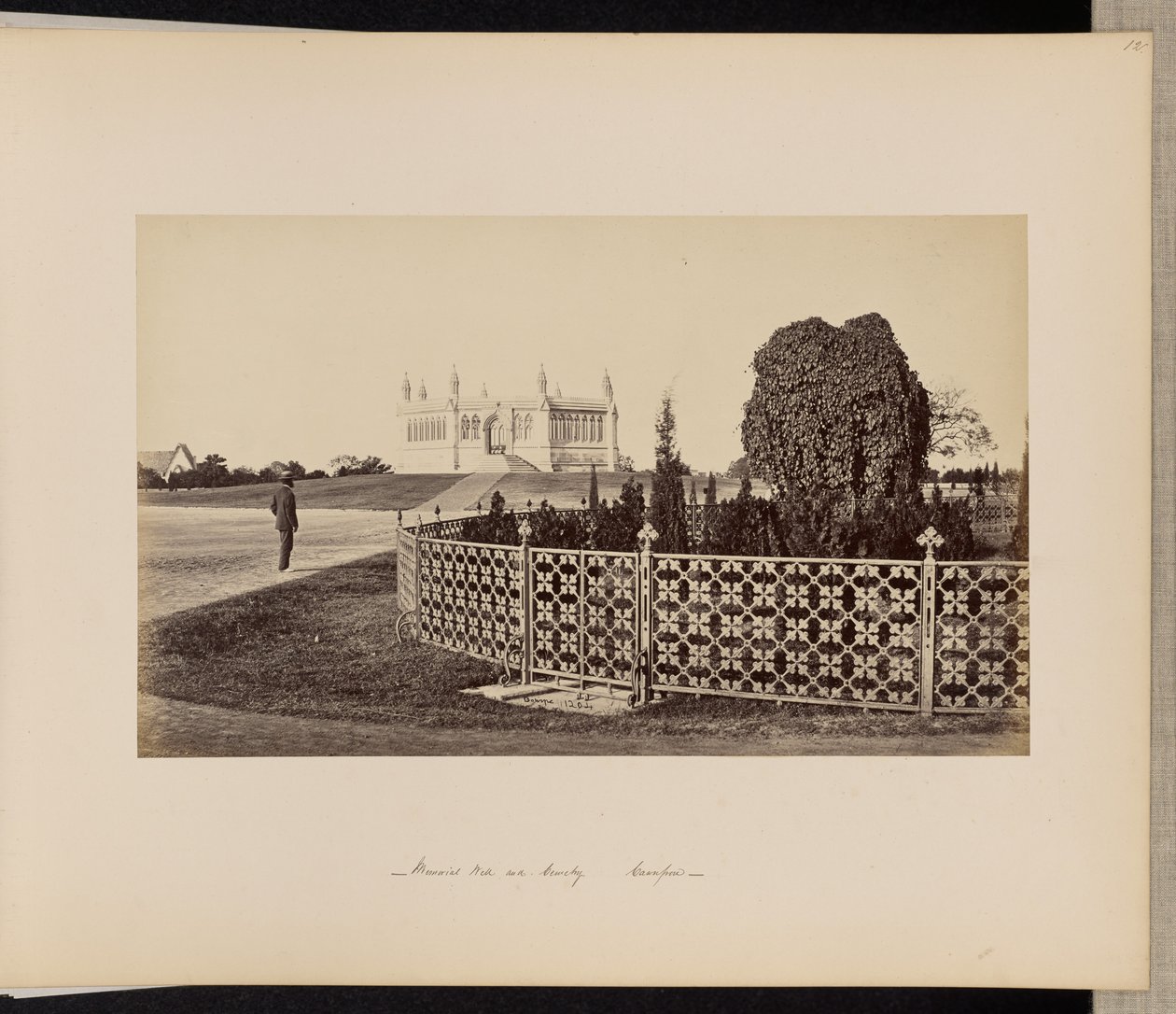 Cawnpore; de gedenkput vanuit het zuiden, met de grote olifantenkruiper door Samuel Bourne
