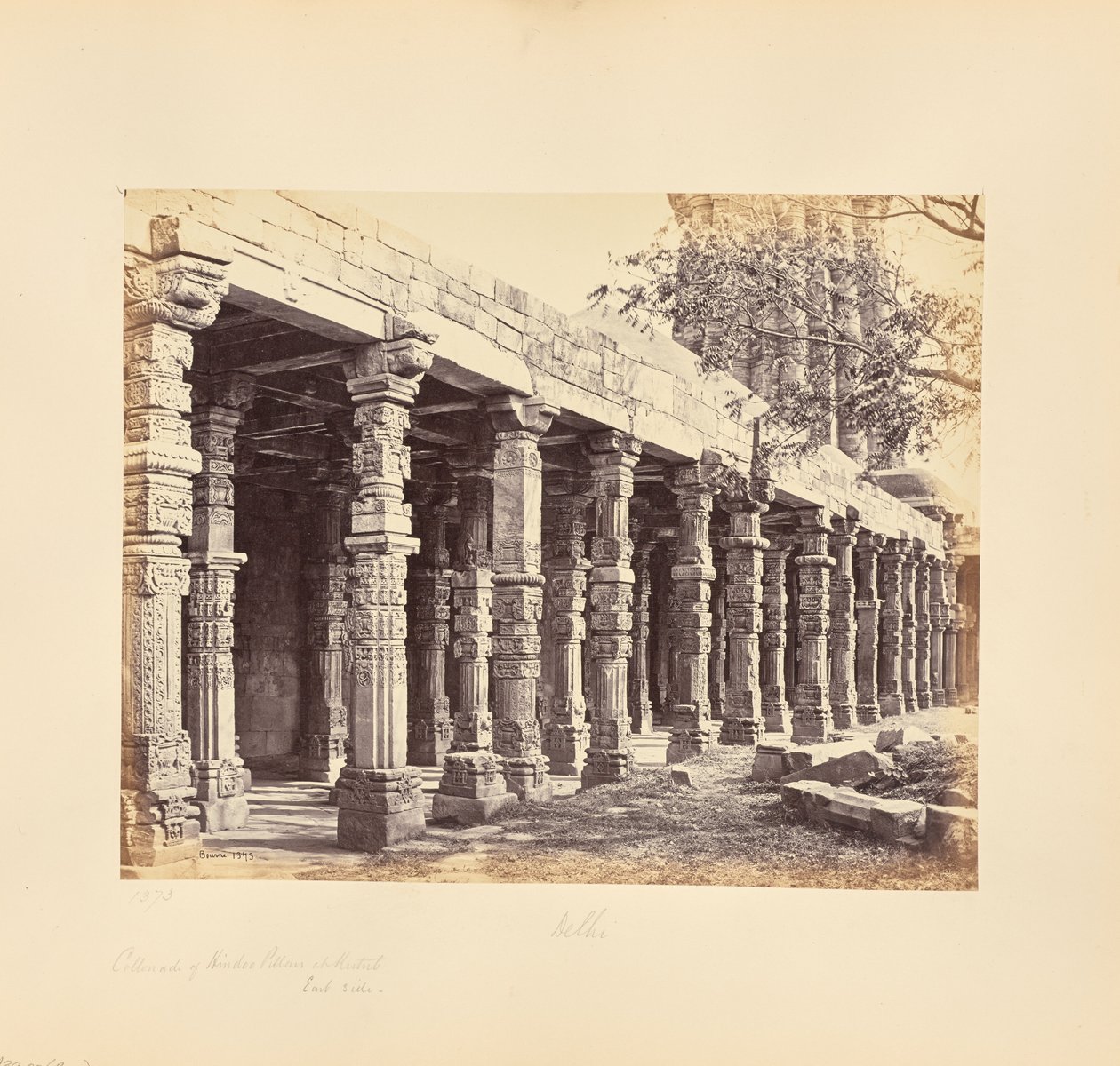 Delhi; Zuilengalerij van Hindoezuilen bij de Kutub Minar, oostkant door Samuel Bourne