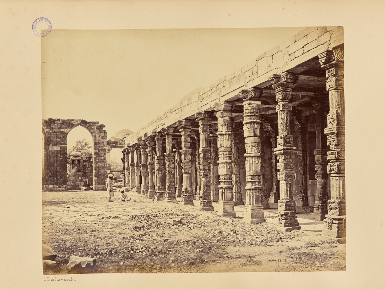 Delhi; zuilengalerij van hindoeïstische pilaren bij de Qutb Minar, noordzijde door Samuel Bourne