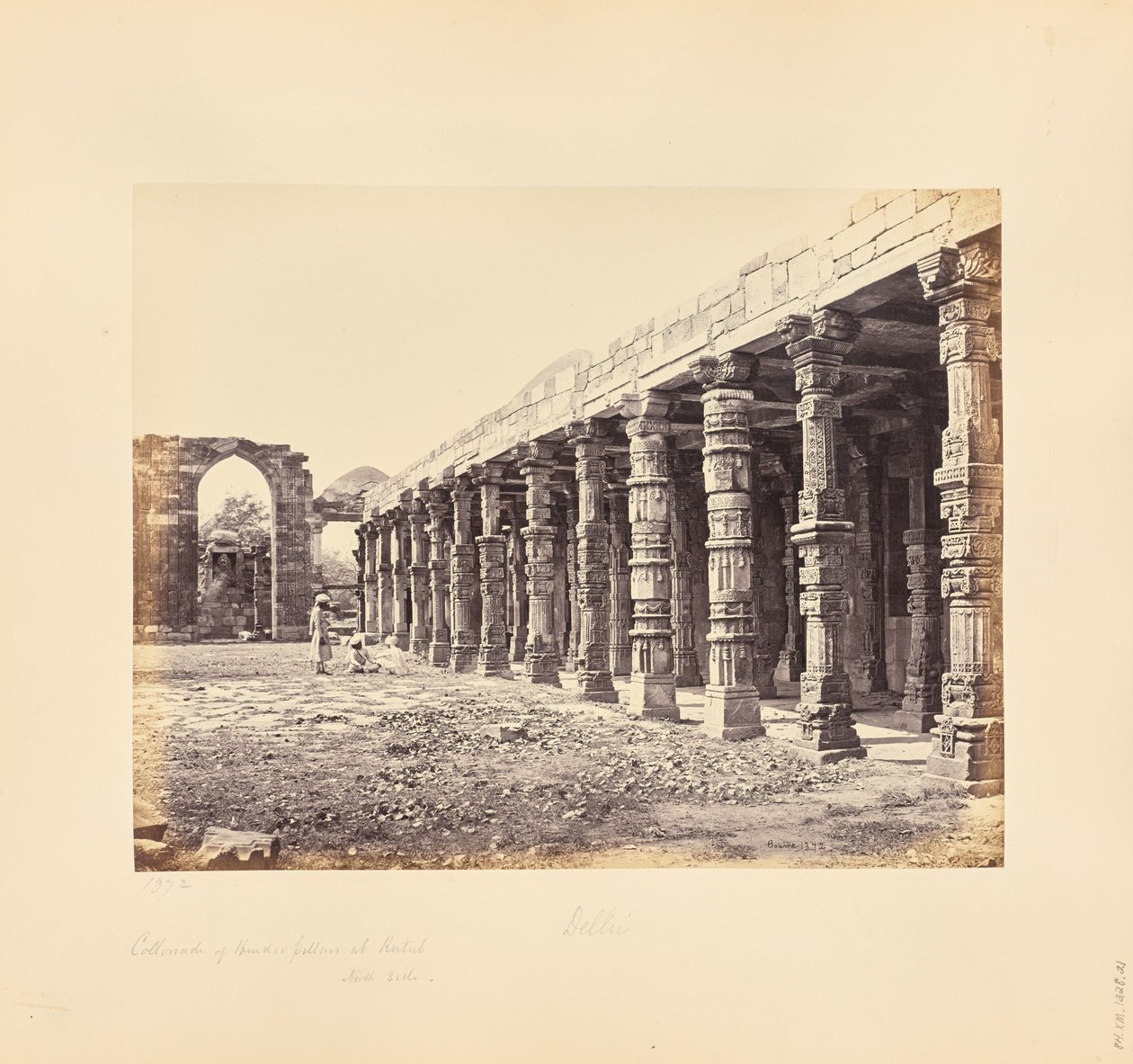 Delhi; zuilengalerij van hindoezuilen bij de Qutb Minar, noordzijde door Samuel Bourne