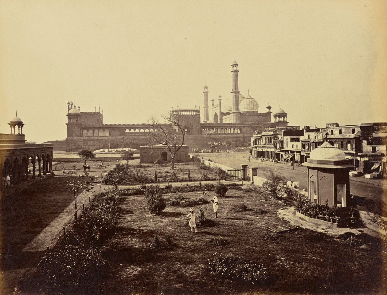 Delhi; De Jumma Musjid, vanuit het noorden door Samuel Bourne