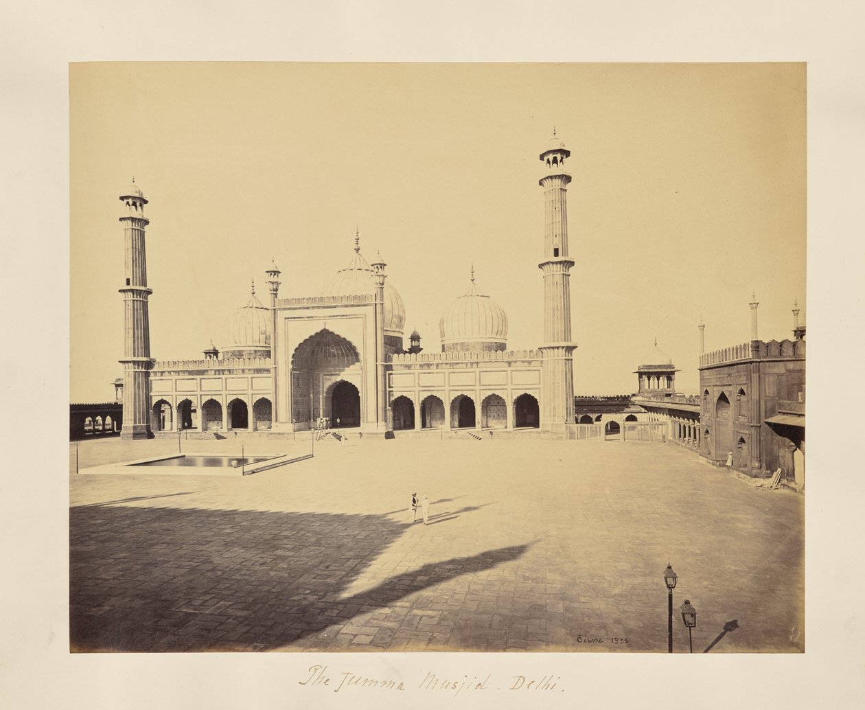 Delhi; de Jumma Musjid, de moskee en de vierkante binnenplaats door Samuel Bourne