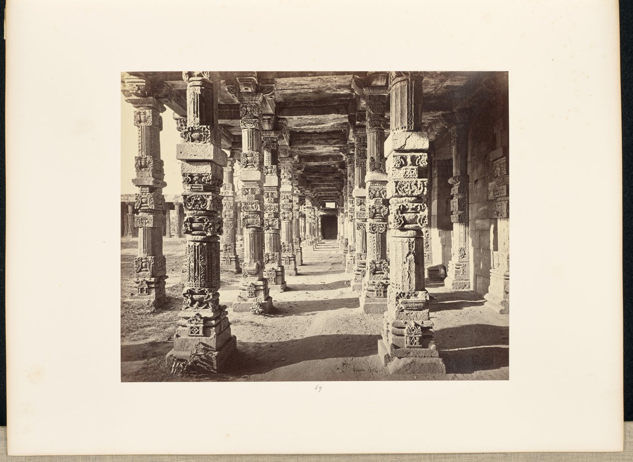 Delhi; De Kutub Minar, binnenaanzicht van de oostelijke zuilengang door Samuel Bourne