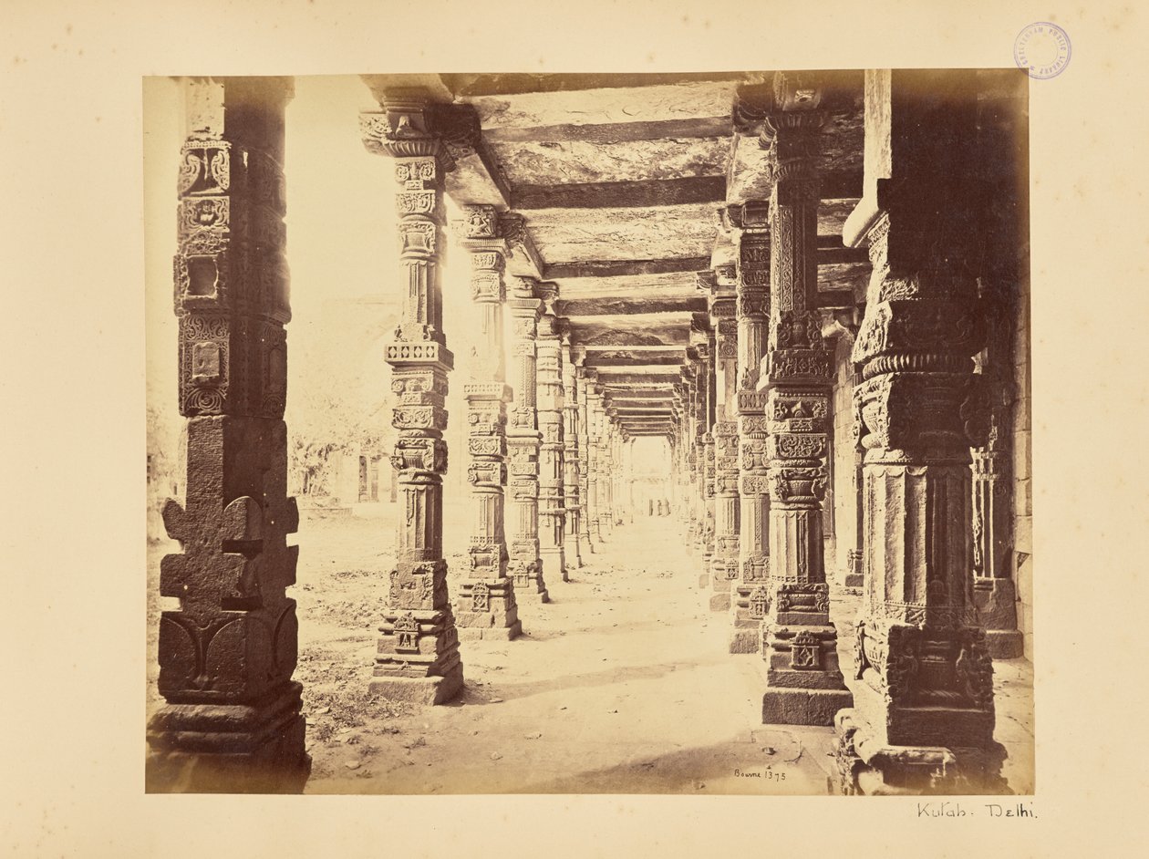Delhi; de Qutb Minar, binnenaanzicht van de noordelijke zuilengang door Samuel Bourne