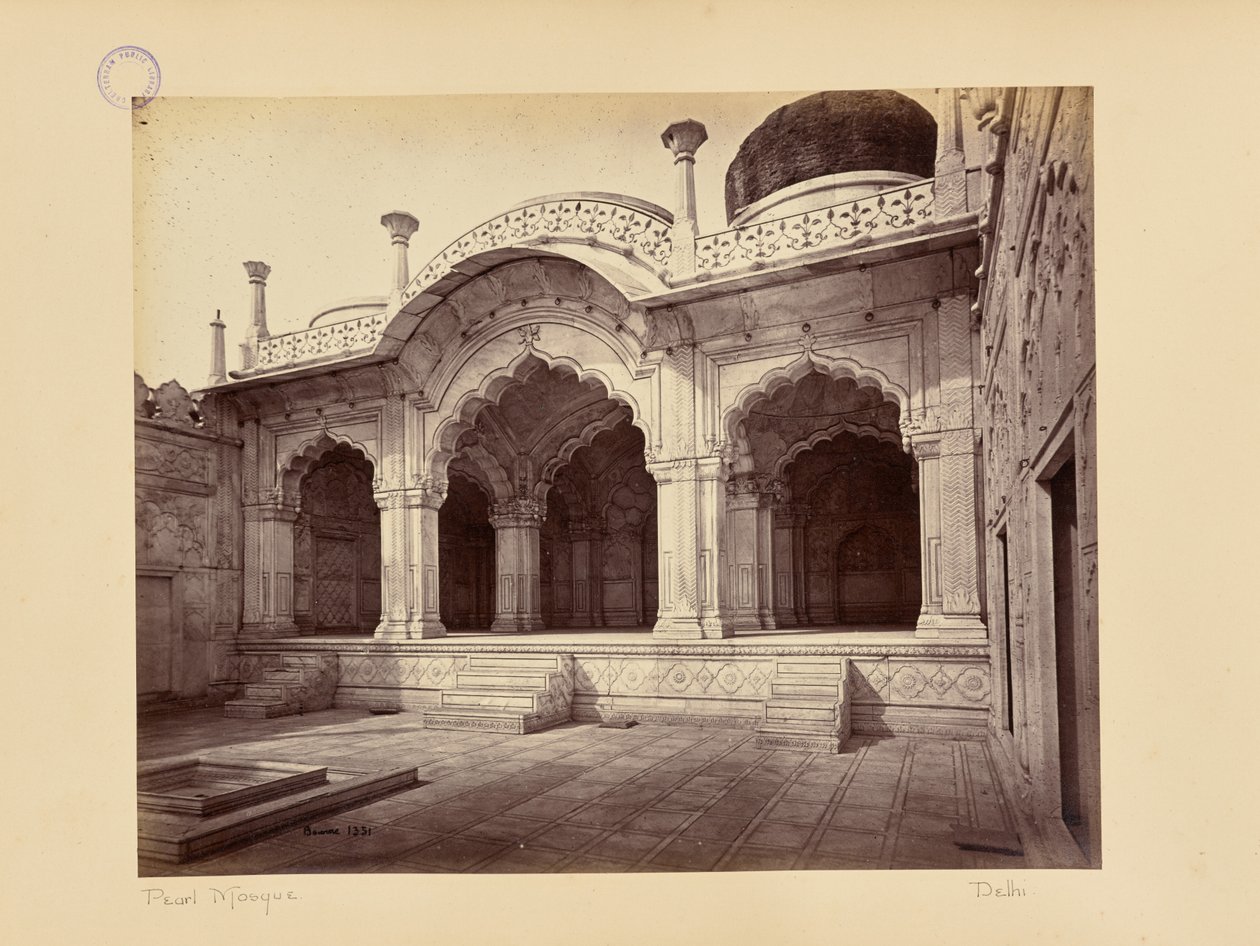 Delhi; het paleis, de Moti Masjid (Parelmoskee) door Samuel Bourne
