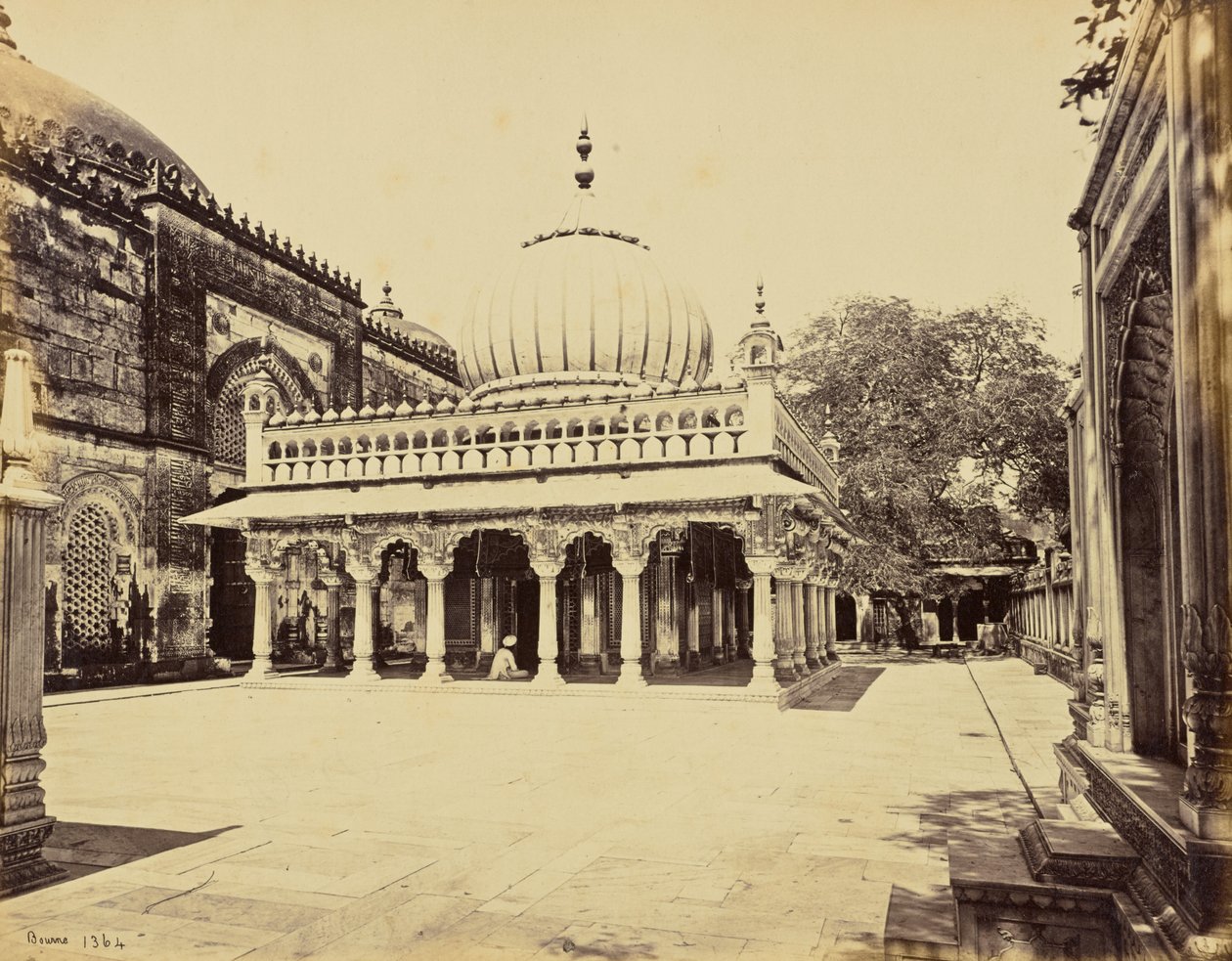 Delhi; het graf van Nizam-ud-Din door Samuel Bourne