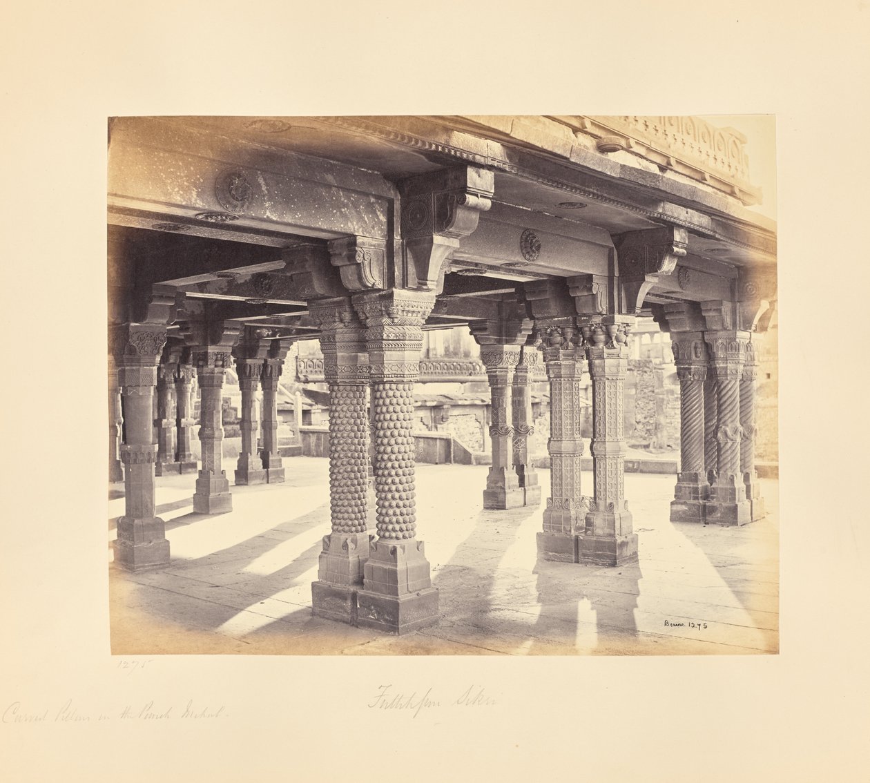 Fatehpur Sikri; gebeeldhouwde zuilen in de Panch Mahal door Samuel Bourne