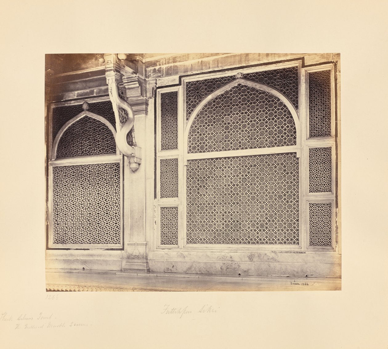 Fatehpur Sikri; twee marmeren schermen in het graf van sjeik Selim Chishti door Samuel Bourne