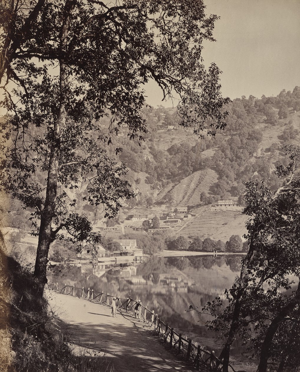 Hyree-meer. Bergstation in de Himalaya. Gezicht op het Taj-meer met vergaderzalen, Lhutse door Samuel Bourne