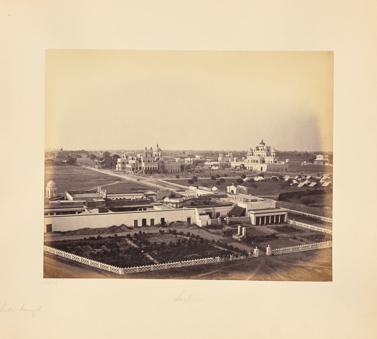 Lucknow; Chutter Manzil enz. Algemeen gezicht door Samuel Bourne