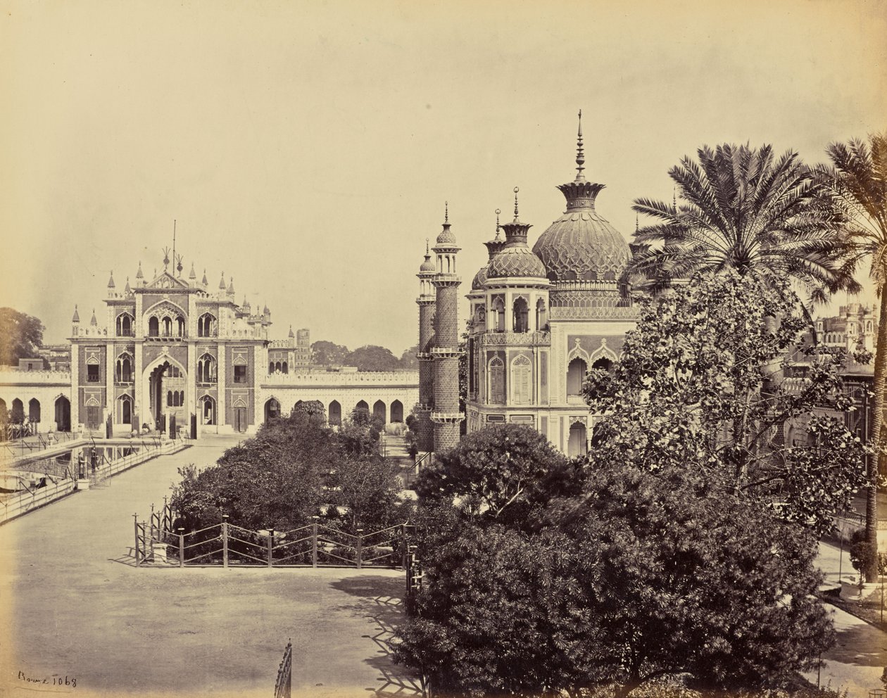 Lucknow; de poort en de tuin van de Hooseinabad Imambara door Samuel Bourne