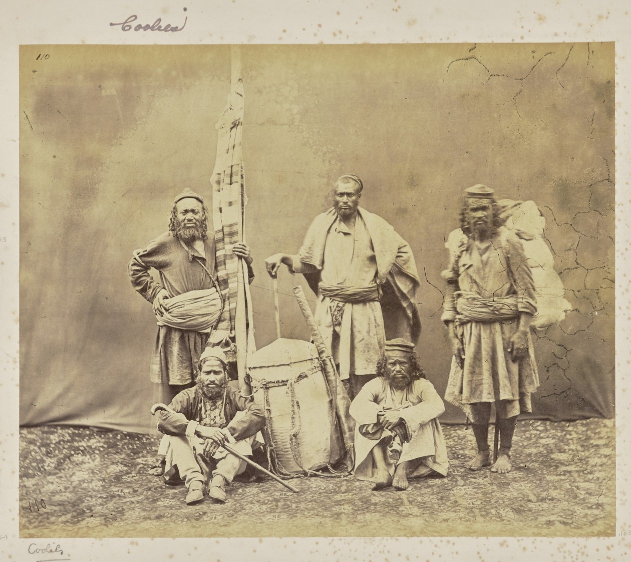 [Bergarbeiders in Shimla met Khiltas en Dandy]. door Samuel Bourne
