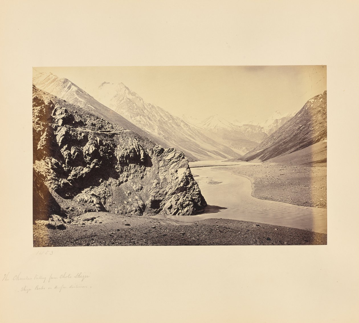 De Chandra-vallei vanuit Chota Shigri - Shigri-pieken in de verte door Samuel Bourne