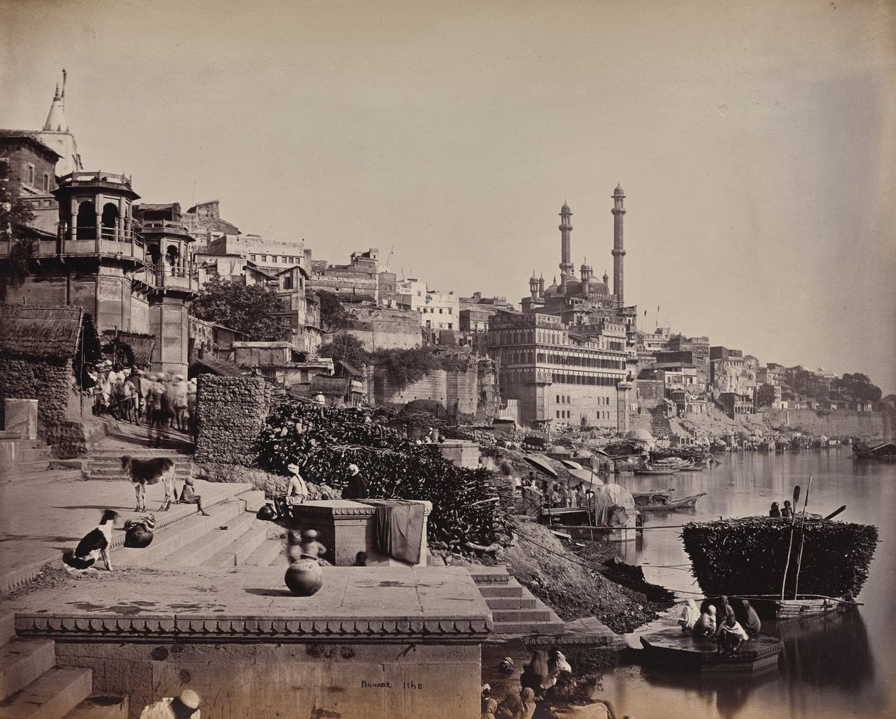 De stad Benares, aan de Ganges, uitzicht op de Grote Moskee van A () en de aangrenzende aanlegplaatsen door Samuel Bourne