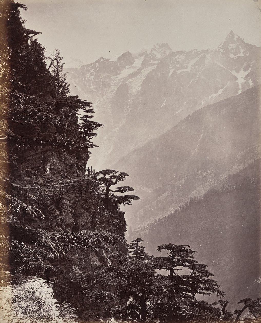 De hoge Himalaya. Gezicht op de nieuwe weg bij Rogi door Samuel Bourne