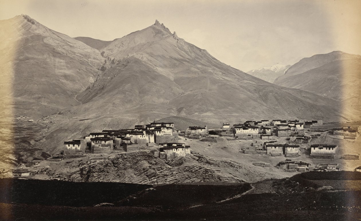 Het dorp Kibber, Spiti, met Chikkim in de verte door Samuel Bourne