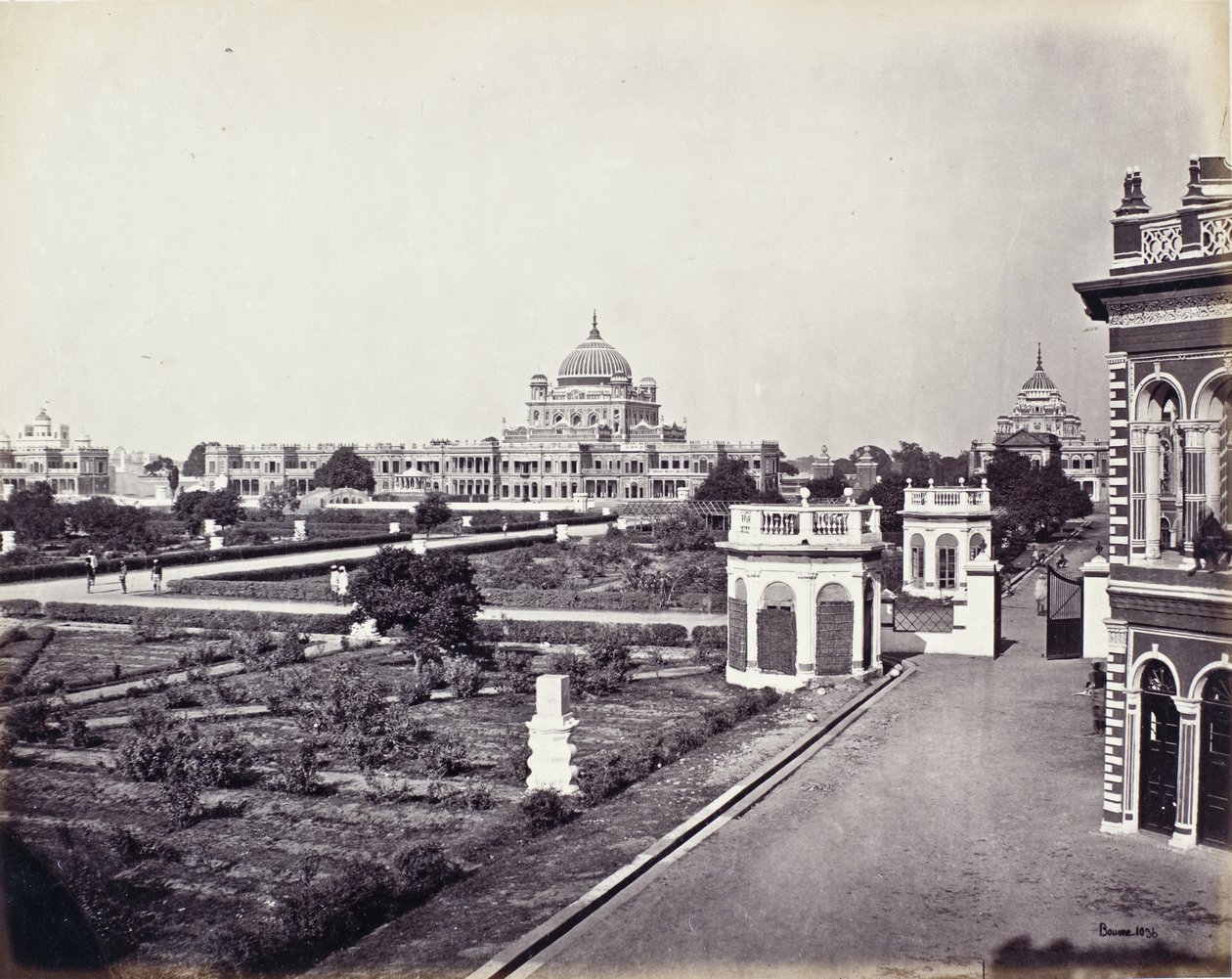 Gezicht in het Qaisar Bagh-paleis door Samuel Bourne