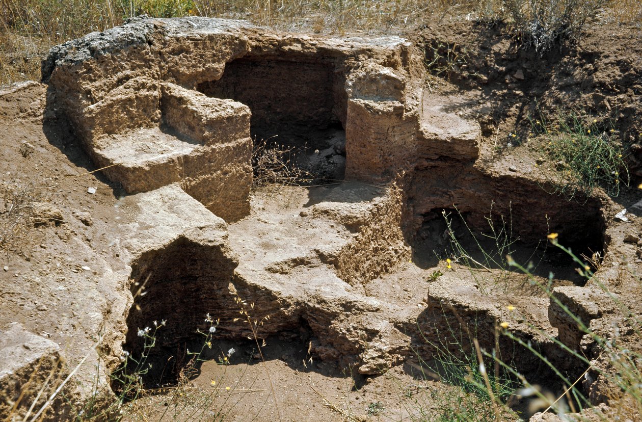 Nuragische cultuur: ruïnes van de prenuragische stad op de megalithische site van Anghelu Ruju: de centrale toren. 20e eeuw v.Chr. door Sardinia Nuragic Civilization
