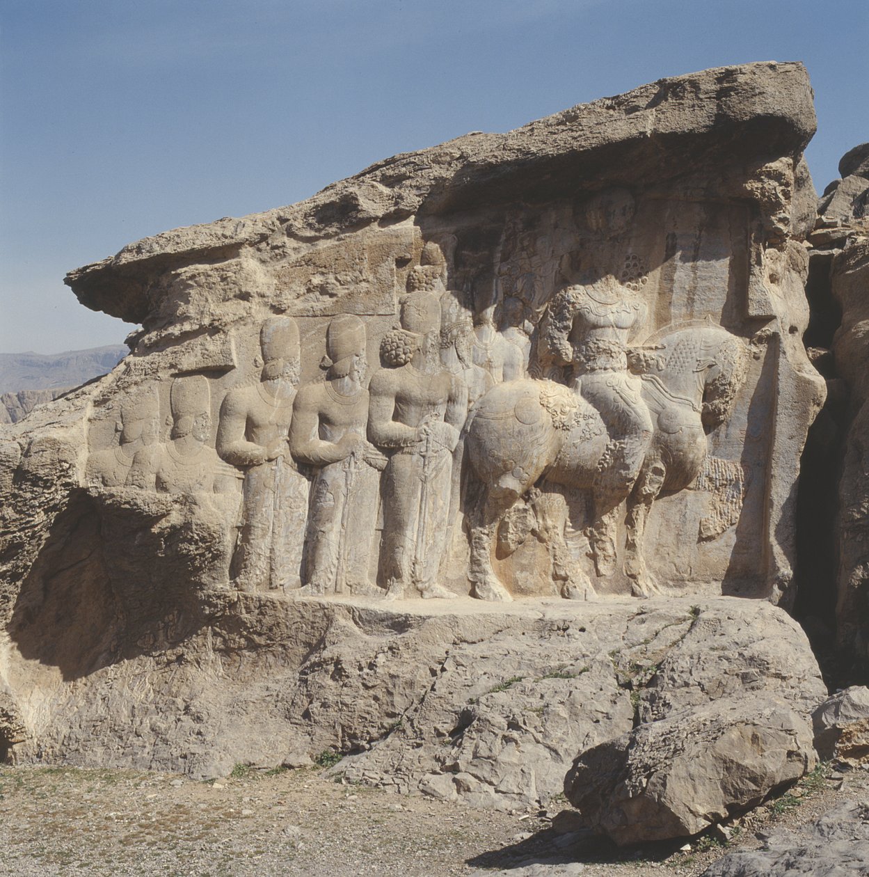 Rotsreliëf met Shapur I (AD 241-72) en zijn familie met heraldische emblemen op hun hoeden, met een drietalige inscriptie op het paard in het Grieks, Parthisch en Midden-Perzisch door Sasanian