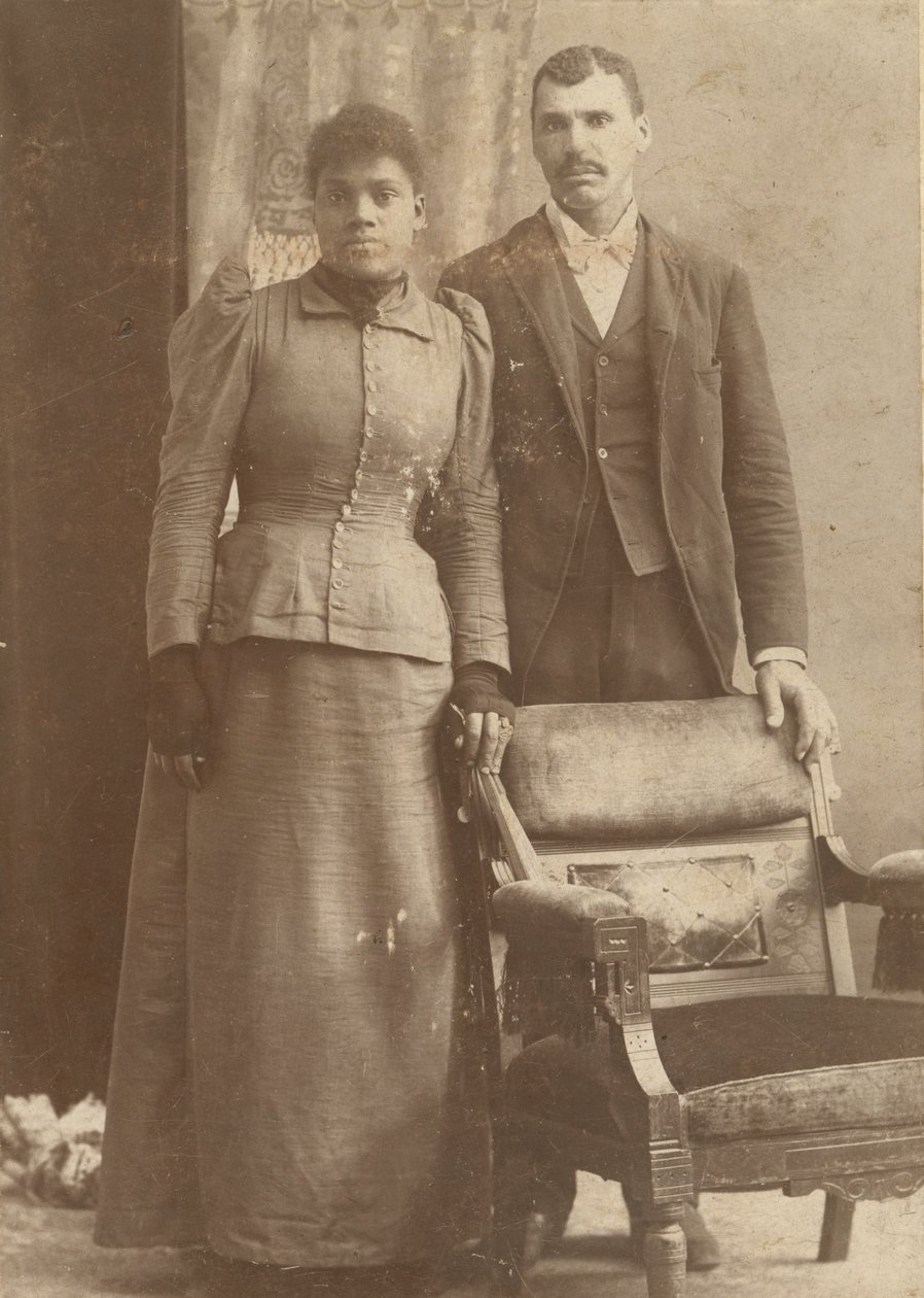 Foto van een Afro-Amerikaans stel achter een stoel, circa 1890 door Schmitz Studio