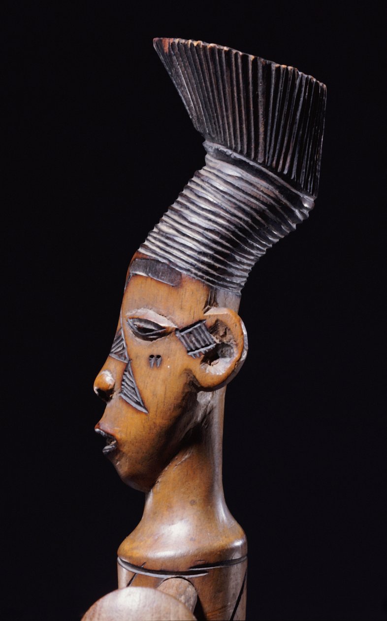 Detail van een fijne Magbetu harp die de kop finaal in profiel afbeeldt door School African