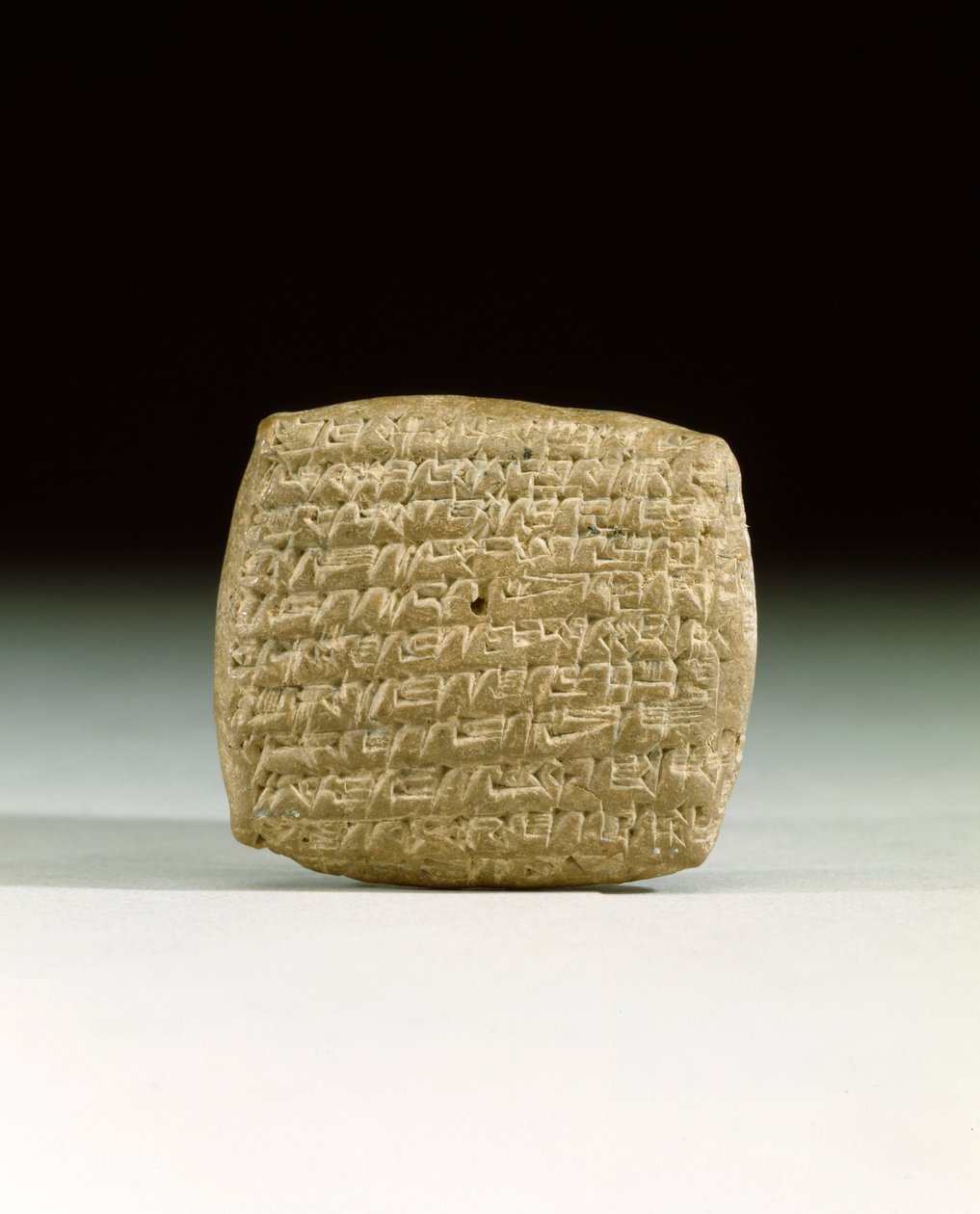Oude Assyrische spijkerschrifttablet, van de handelskolonie in Kanesh in Cappadocië, eisend betaling van achterstallige rekeningen, c.1900-1800 v.Chr. door School Assyrian