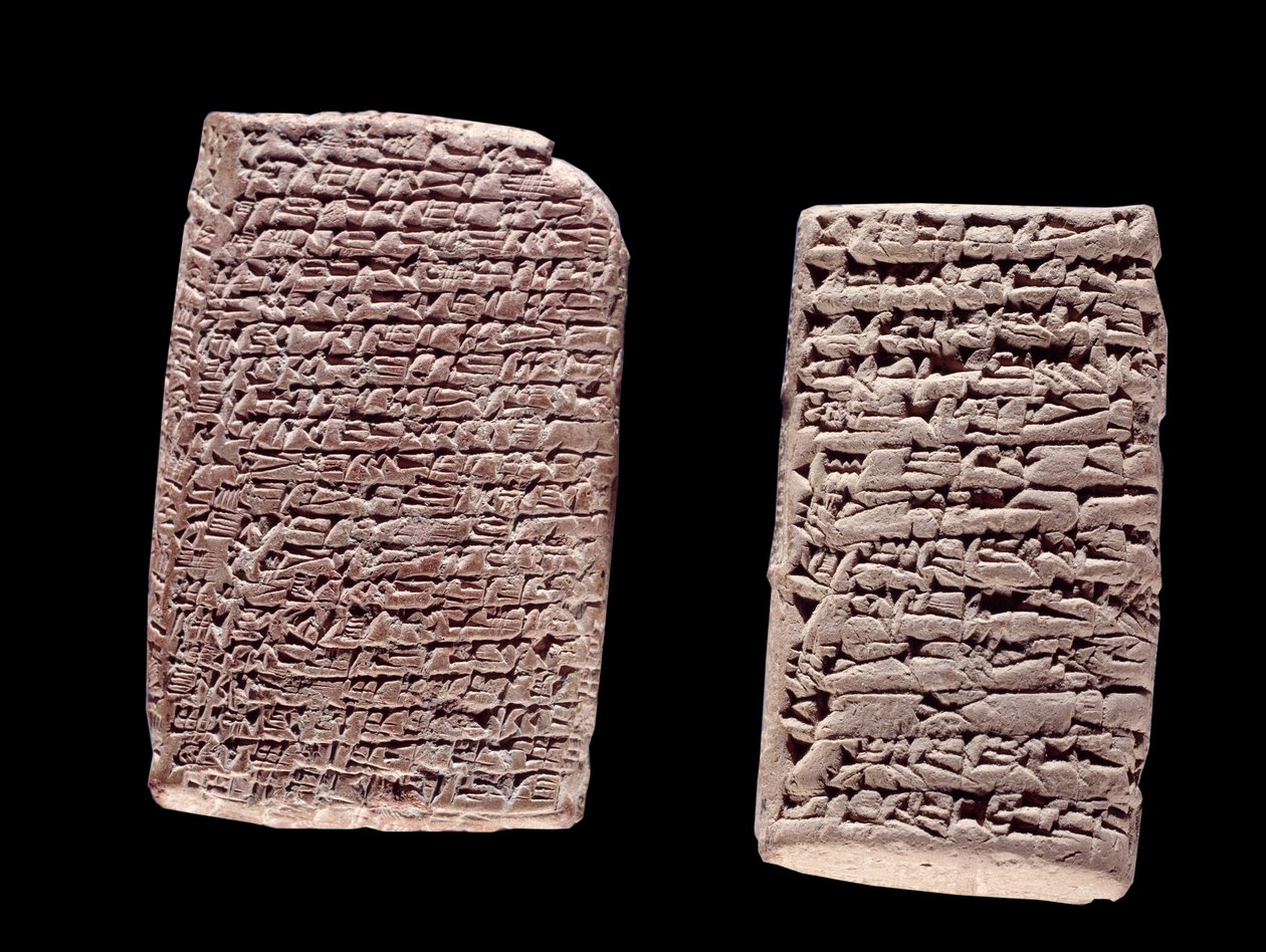 Mesopotamië: Assyrische tabletten (links) van een handelscontract (19e of 18e eeuw v.Chr.) en Babylonische tabletten (rechts) van een koopcontract van een huis (tussen de 20e en 16e eeuw v.Chr.) gegraveerd met inscriptie in spijkerschrift door School Assyrian