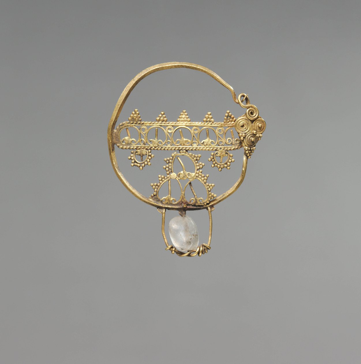 Oorbel met opengewerkt patroon, Vroeg Byzantijnse Periode, 600-800 (goud met bergkristal kraal) door School Byzantine