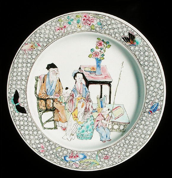 Een famille rose eierschaal schotel, c.1730 door School Chinese