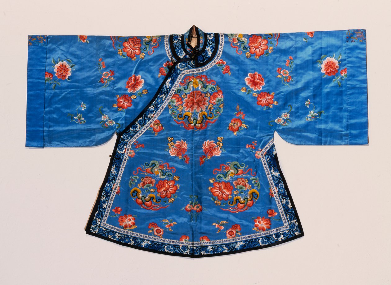 Een informele japon van vergeet-mij-niet-blauwe satijn, geborduurd met zijden pioenrozen en vlinderrondellen verspreid met lotus bloemen, perziken en andere fruit en bloemen door School Chinese