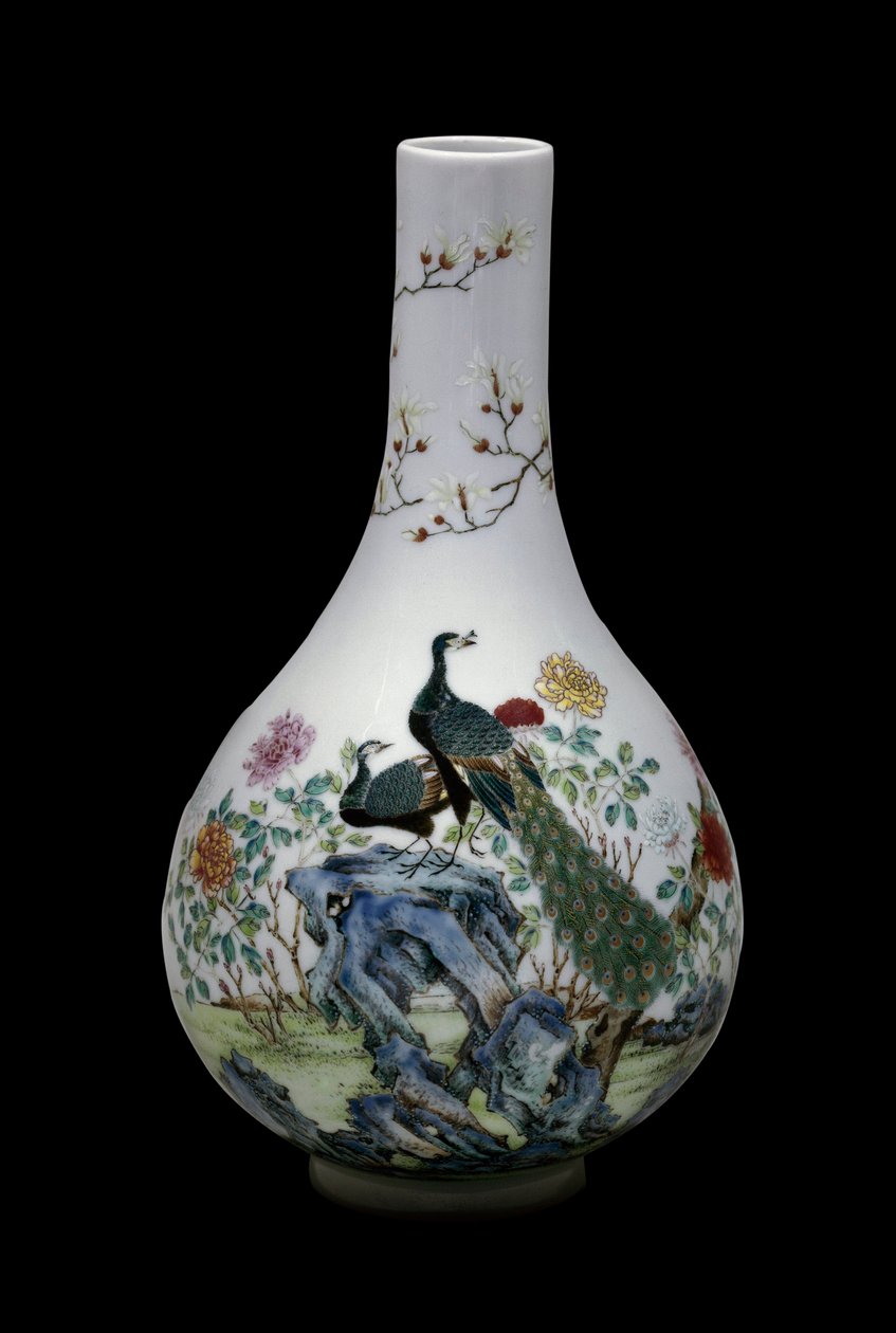 Chinese kunst: keramische vaas van de roze familie versierd met vogels (inclusief pauwen) en bloemen. Qianlong-regime (1736-1795). Parijs, Musée Guimet, Musée national des Arts Asiatiques door School Chinese