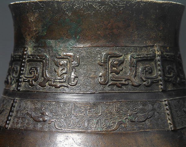 Detail van een Hu-vaas met gegoten decoratie (detail) door School Chinese