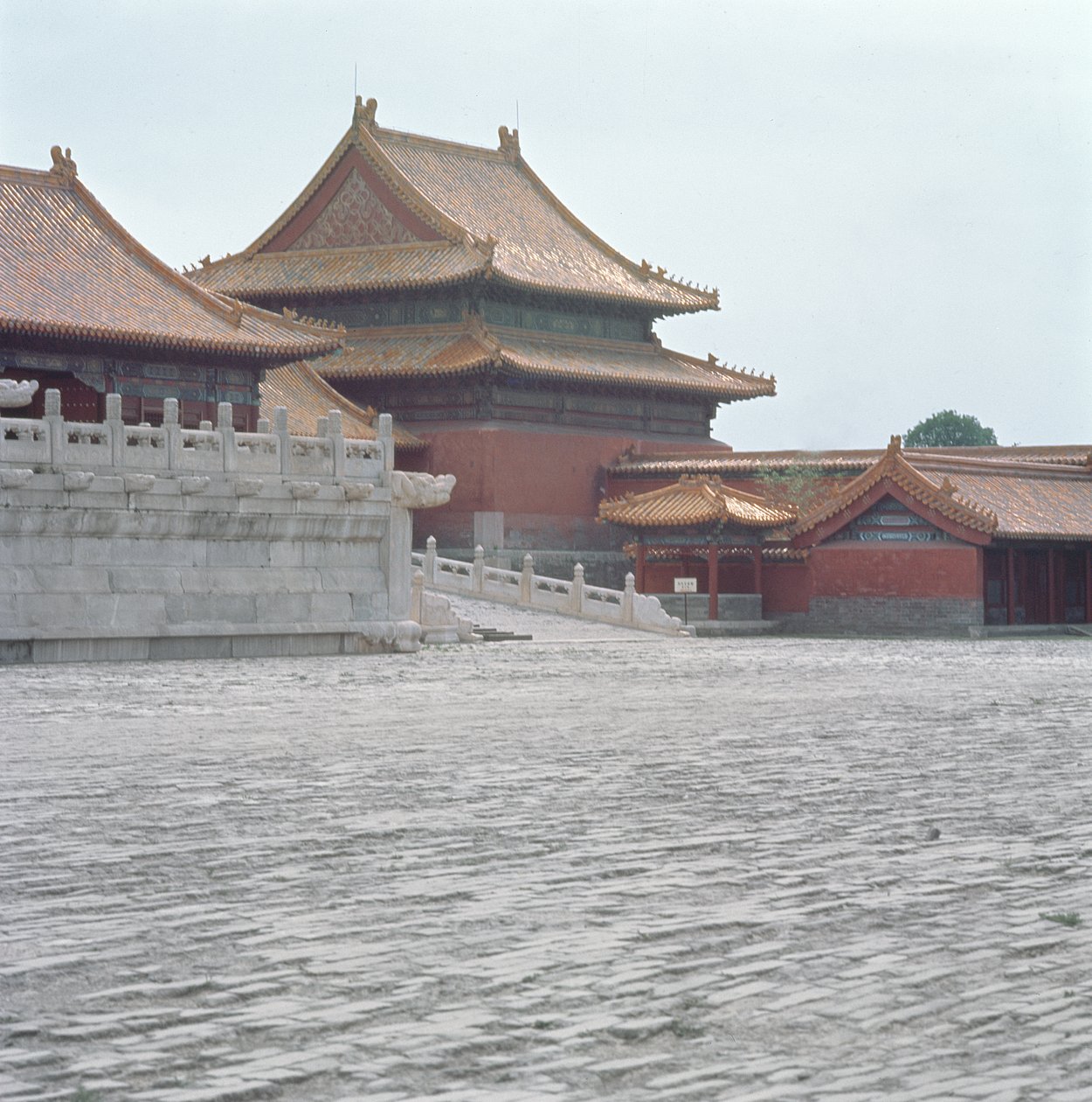 Paviljoen met dubbele dakrand en marmeren terras, Ming-dynastie door School Chinese