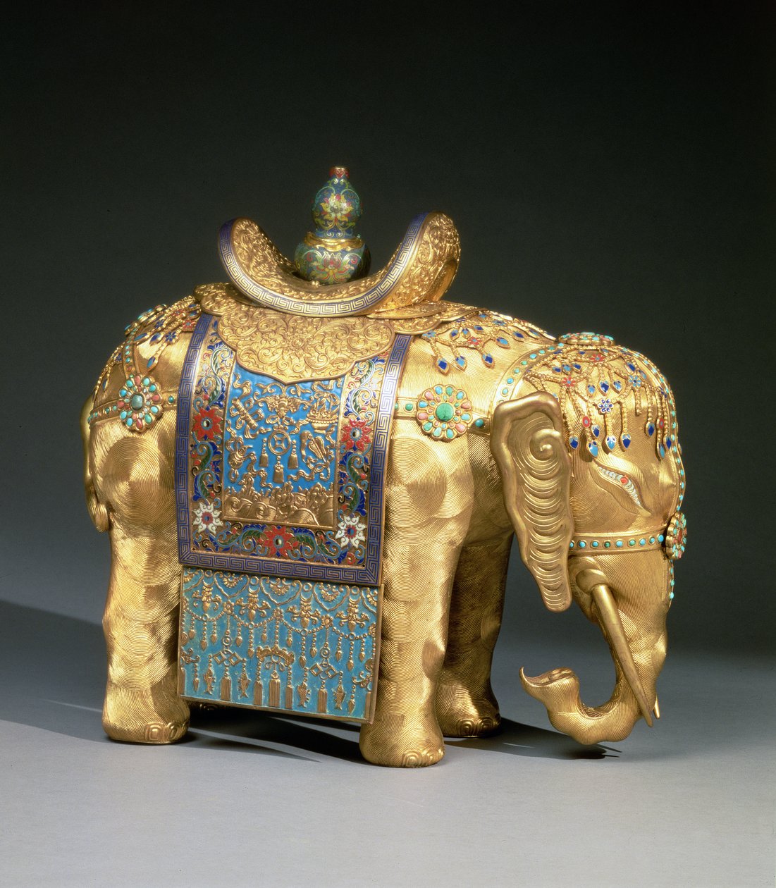 Beeld van een olifant, met emaille versieringen en koraal en turquoise cabochons, zadelkleed versierd met boeddhistische symbolen, Chien Lung Periode, c.1780 door School Chinese