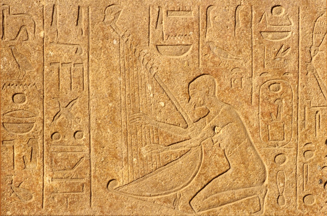 Harpist met het hoofd van Hatsjepsoet bovenaan de harp, Karnak Tempel, Luxor door School Egyptian