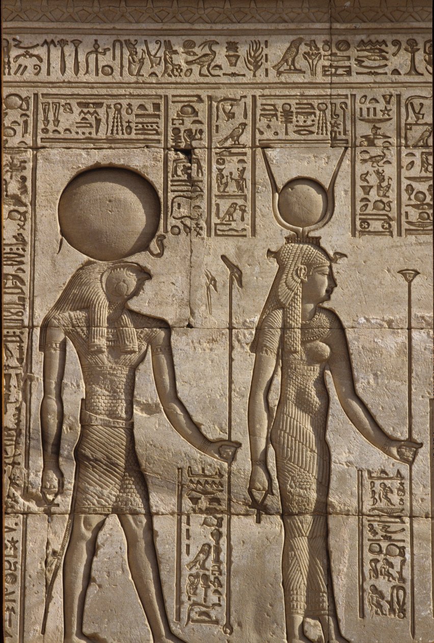 Oud Egypte, Muur schildering/gravure, Horus en Isis ontvangen een offer van de farao, Tempel van Hathor, Dendera door School Egyptian