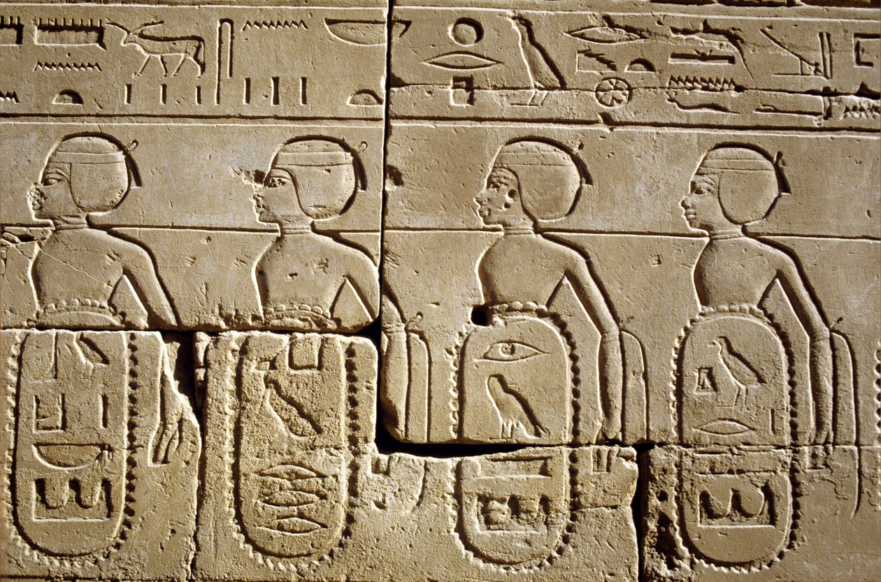 Oud Egypte, Muur schildering/gravure, Karnak/Luxor Pylon Zes, Deel van de lijsten van stammen van het zuiden en van Syrië die werden onderworpen door het leger van Thutmoses III, Karnak Tempel, Luxor door School Egyptian
