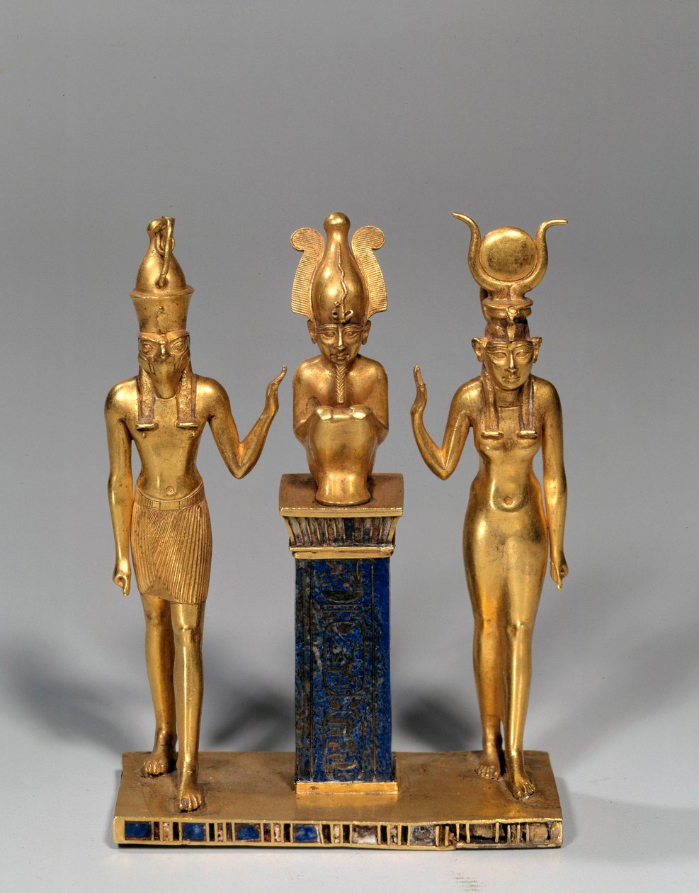 Egyptische oudheid: Osirische triade in de naam van Osorkon (Osiris omringd door Isis en Horus). Gouden hanger en lapis lazuli. 22e dynastie, late periode. Parijs, Louvre Museum door School Egyptian