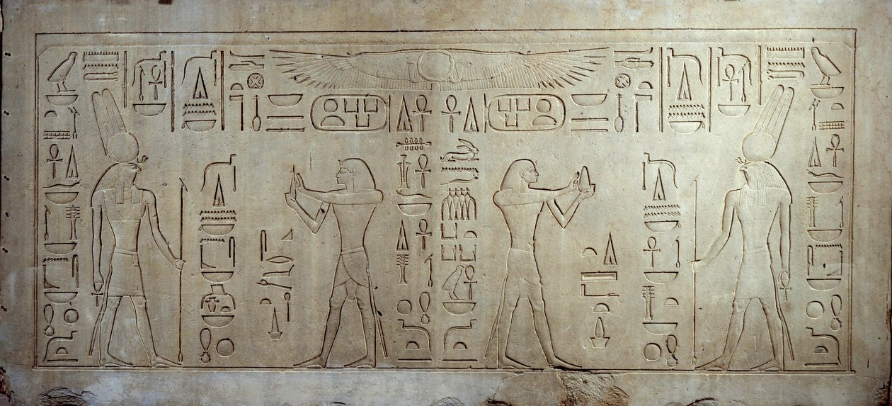 Egyptische oudheid: kalkstenen stèle die koning Sesostris III (1862-1843 v.Chr.) (links) als jonge man afbeeldt, rechts biedt een oude man brood en cake aan de god Monti. 1878-1843 v.Chr. Uit Medamoud. Parijs, Louvre Museum door School Egyptian