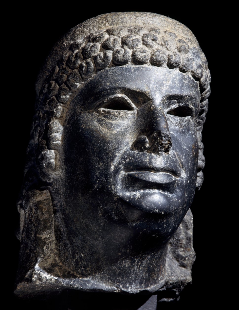 Hoofd van Cleopatra III, basalt sculptuur door School Egyptian