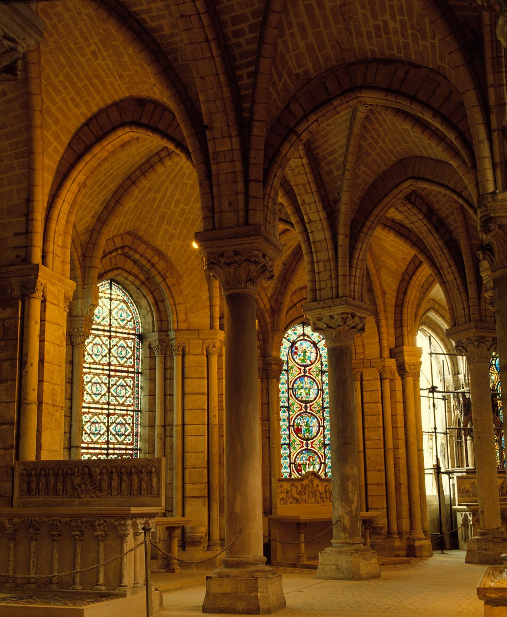 Gotische kunst: gewelfsleutels en spitsbogen, ommegang van de Basiliek van Saint Denis (Saint Denis) door School French