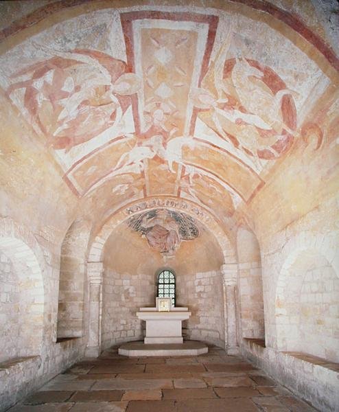 De crypte, uit de eerdere kerk van 1030, met fresco
