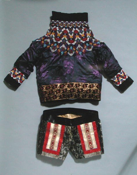 Damesjas en shorts, uit Groenland door School Inuit