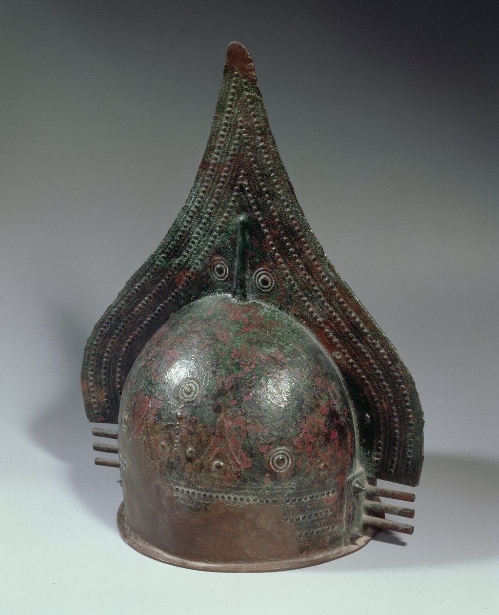 Bronzen helm, Villanovaperiode, 2e helft 8e eeuw v.Chr. door School Italian