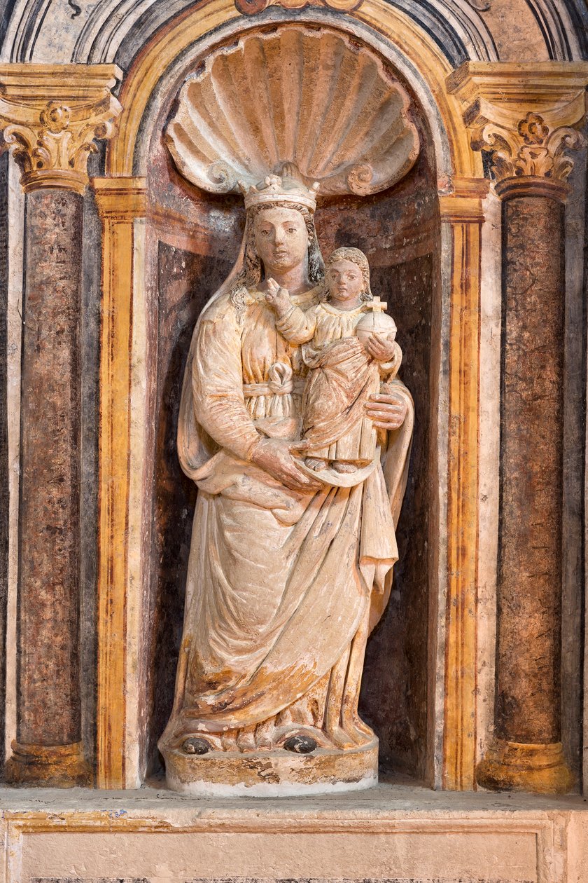 Beeld van Madonna en kind in de kerk van Santa Maria della Palomba, Matera Italië door School Italian