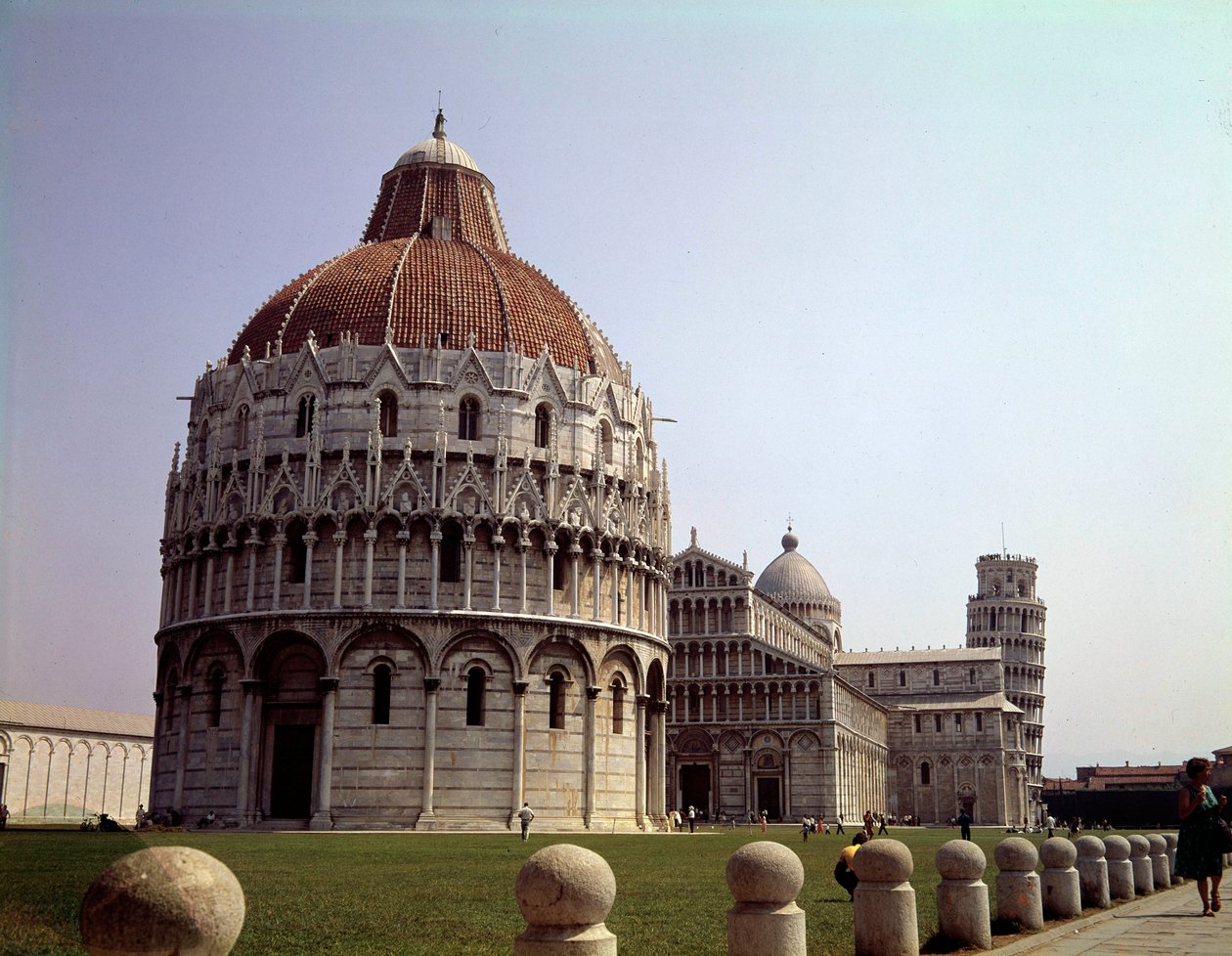 Middeleeuwse architectuur: uitzicht op de Doopkapel, de Dom en de Toren van Pisa op het Campo dei Miracoli, Italië door School Italian