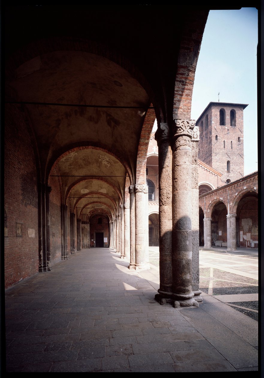 Uitzicht op het portiek van de kerk van Sint Ambrosius (Basilica di Sant