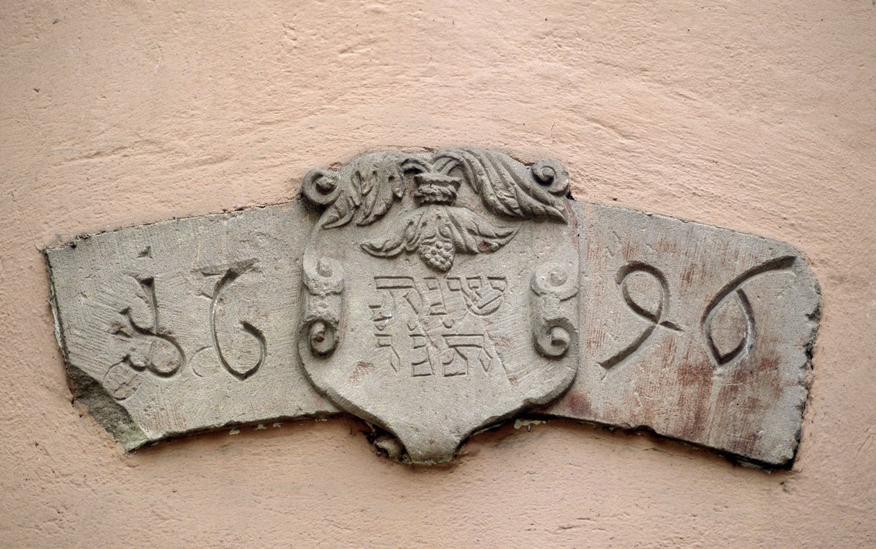 Het steegje van de Joden in Obernai (67). Plaatsen van aanbidding: inscriptie met een Hebreeuwse datum en de overeenkomstige datum van de christelijke jaartelling: 1696. Een synagoge zou naar verluidt twee jaar na de toestemming van Intendant La Grange zij door School Jewish