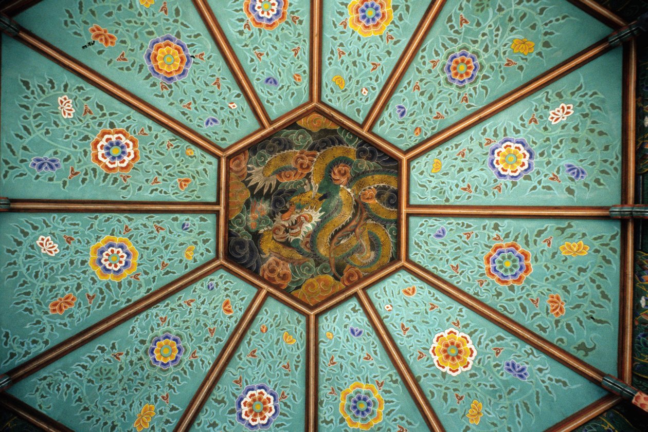 Het plafond van de tempel van Naksansa in Korea met een draak. door School Korean